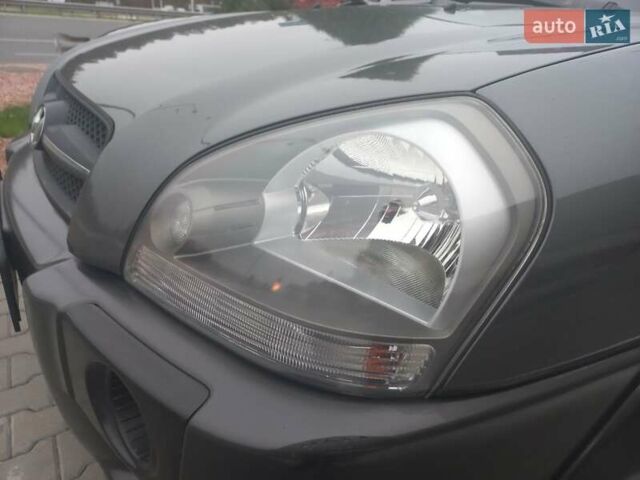 Сірий Хендай Туксон, об'ємом двигуна 2 л та пробігом 190 тис. км за 8600 $, фото 38 на Automoto.ua