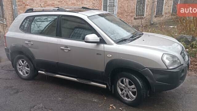 Сірий Хендай Туксон, об'ємом двигуна 1.98 л та пробігом 122 тис. км за 8300 $, фото 1 на Automoto.ua