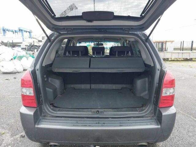 Серый Хендай Туксон, объемом двигателя 2 л и пробегом 245 тыс. км за 4112 $, фото 10 на Automoto.ua