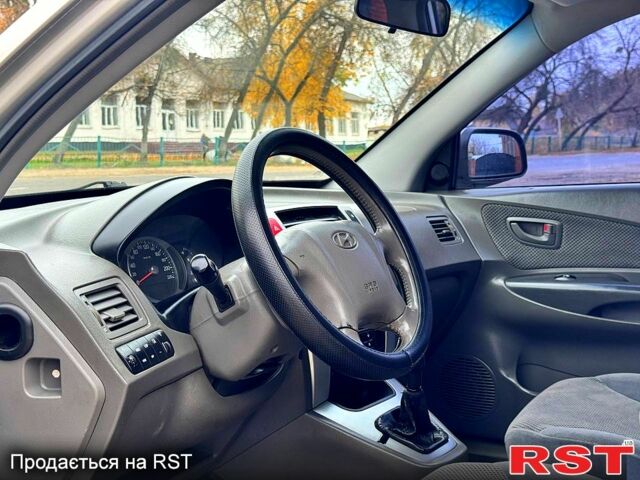 Сірий Хендай Туксон, об'ємом двигуна 2 л та пробігом 316 тис. км за 6780 $, фото 5 на Automoto.ua