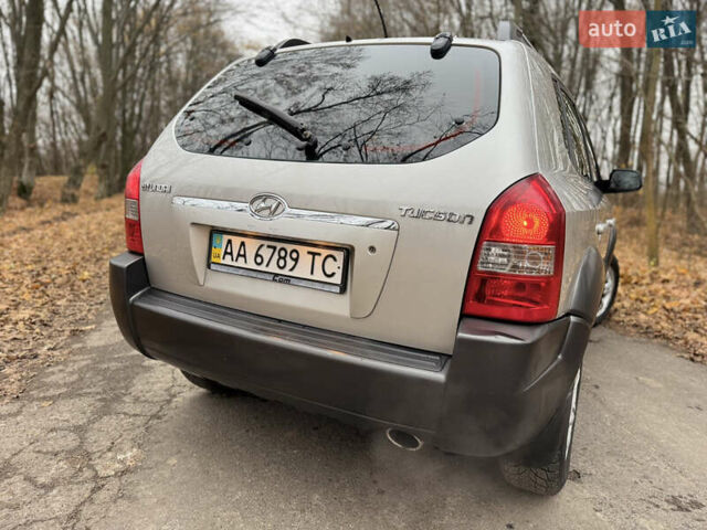 Серый Хендай Туксон, объемом двигателя 1.98 л и пробегом 269 тыс. км за 7100 $, фото 40 на Automoto.ua