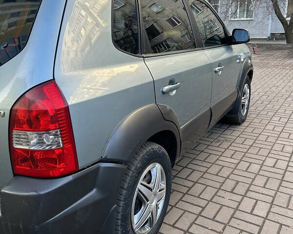 Серый Хендай Туксон, объемом двигателя 1.98 л и пробегом 269 тыс. км за 7500 $, фото 5 на Automoto.ua