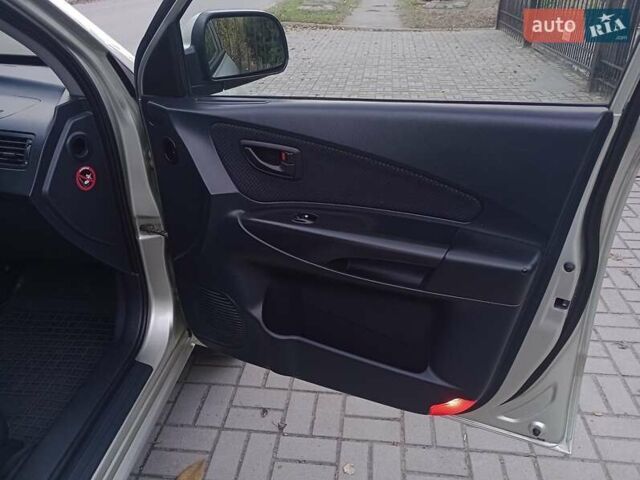 Сірий Хендай Туксон, об'ємом двигуна 1.98 л та пробігом 225 тис. км за 6999 $, фото 37 на Automoto.ua