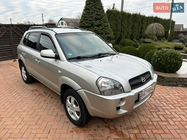 Серый Хендай Туксон, объемом двигателя 1.98 л и пробегом 217 тыс. км за 8500 $, фото 3 на Automoto.ua