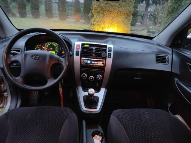 Серый Хендай Туксон, объемом двигателя 2 л и пробегом 310 тыс. км за 3658 $, фото 7 на Automoto.ua