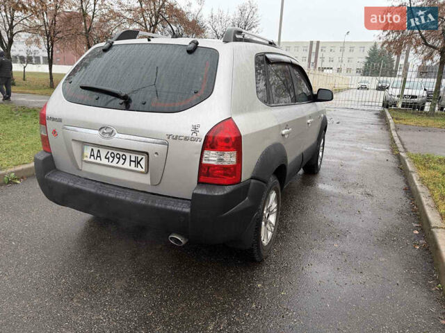 Серый Хендай Туксон, объемом двигателя 1.98 л и пробегом 220 тыс. км за 6200 $, фото 5 на Automoto.ua