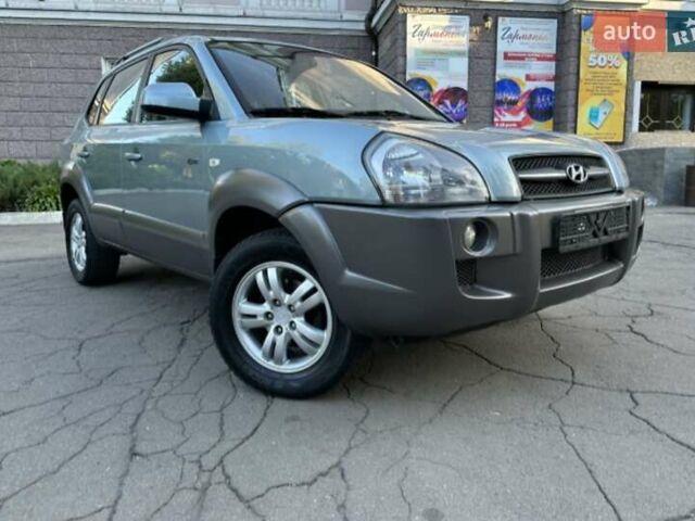 Серый Хендай Туксон, объемом двигателя 2 л и пробегом 110 тыс. км за 10200 $, фото 2 на Automoto.ua