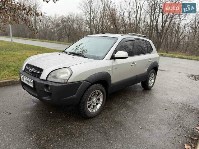 Серый Хендай Туксон, объемом двигателя 1.98 л и пробегом 220 тыс. км за 6200 $, фото 2 на Automoto.ua