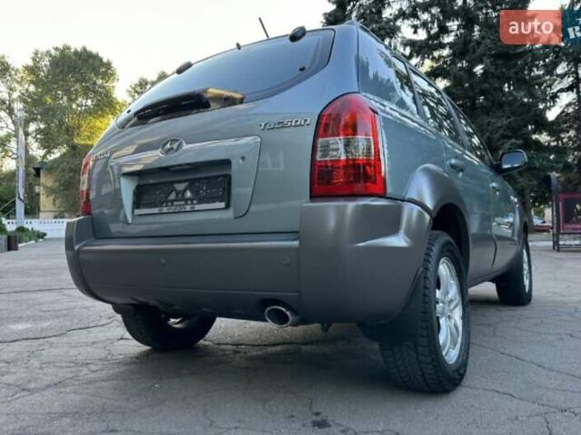 Серый Хендай Туксон, объемом двигателя 2 л и пробегом 110 тыс. км за 10200 $, фото 8 на Automoto.ua