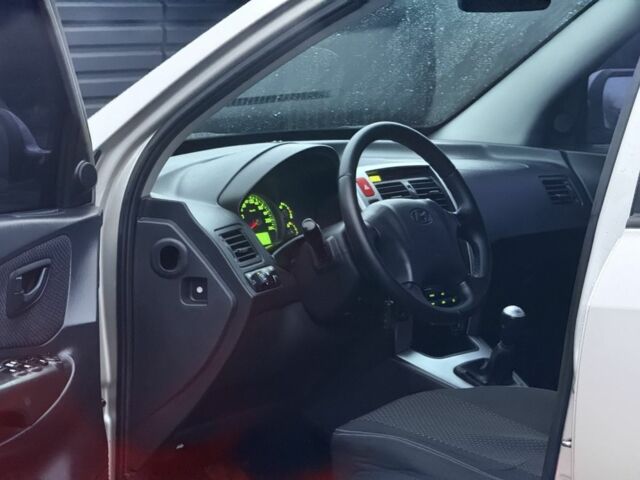 Серый Хендай Туксон, объемом двигателя 2 л и пробегом 305 тыс. км за 7200 $, фото 9 на Automoto.ua