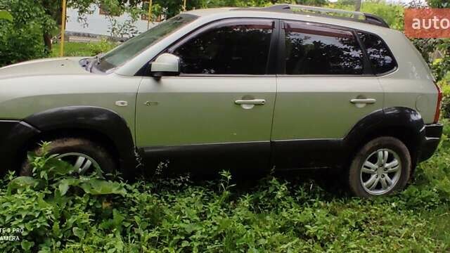 Сірий Хендай Туксон, об'ємом двигуна 2 л та пробігом 151 тис. км за 7700 $, фото 2 на Automoto.ua