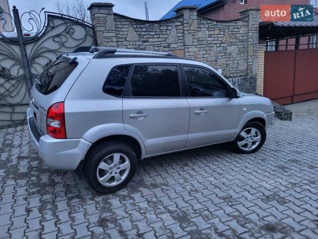 Серый Хендай Туксон, объемом двигателя 2 л и пробегом 240 тыс. км за 8300 $, фото 6 на Automoto.ua