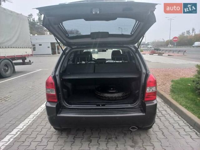 Сірий Хендай Туксон, об'ємом двигуна 2 л та пробігом 190 тис. км за 8600 $, фото 64 на Automoto.ua