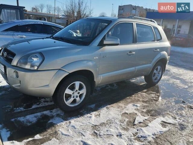 Серый Хендай Туксон, объемом двигателя 1.98 л и пробегом 264 тыс. км за 7500 $, фото 3 на Automoto.ua