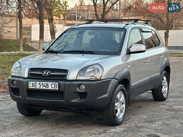 Серый Хендай Туксон, объемом двигателя 1.98 л и пробегом 167 тыс. км за 7300 $, фото 2 на Automoto.ua