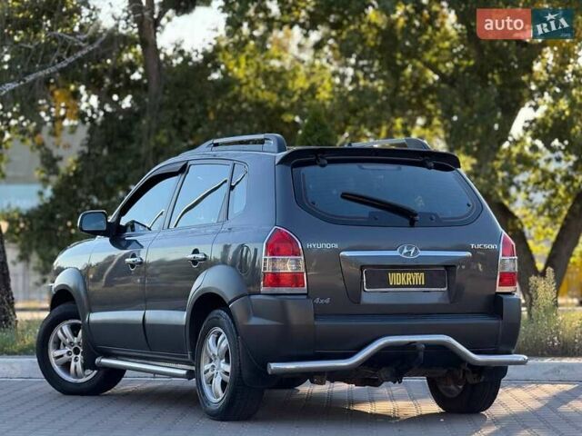 Серый Хендай Туксон, объемом двигателя 1.98 л и пробегом 282 тыс. км за 8350 $, фото 15 на Automoto.ua