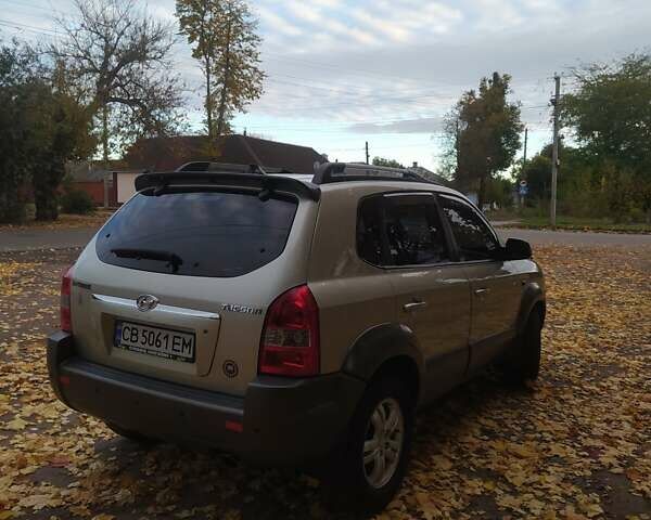 Серый Хендай Туксон, объемом двигателя 1.98 л и пробегом 250 тыс. км за 7300 $, фото 2 на Automoto.ua