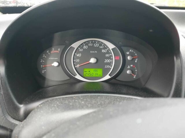 Серый Хендай Туксон, объемом двигателя 2 л и пробегом 245 тыс. км за 4112 $, фото 11 на Automoto.ua