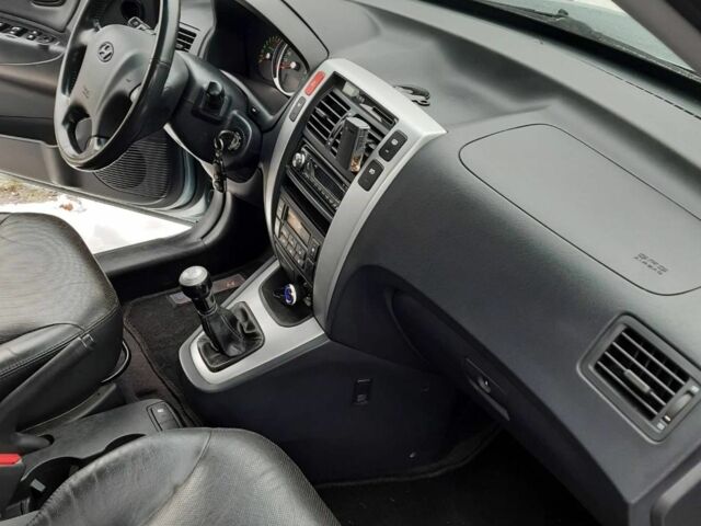 Сірий Хендай Туксон, об'ємом двигуна 2 л та пробігом 177 тис. км за 7400 $, фото 3 на Automoto.ua