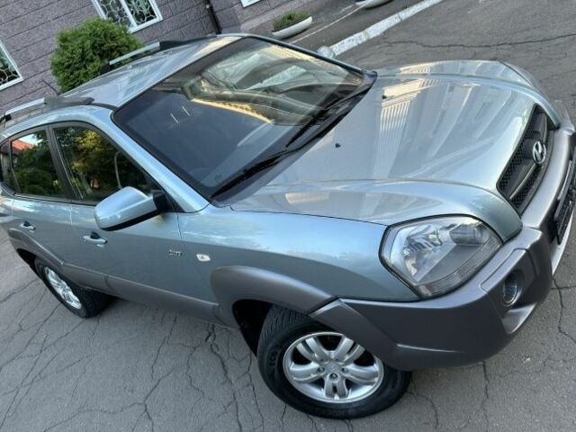 Серый Хендай Туксон, объемом двигателя 2 л и пробегом 110 тыс. км за 11900 $, фото 3 на Automoto.ua