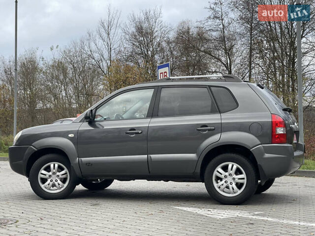 Серый Хендай Туксон, объемом двигателя 2 л и пробегом 182 тыс. км за 7600 $, фото 6 на Automoto.ua