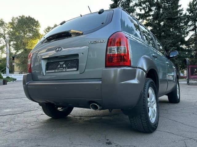 Серый Хендай Туксон, объемом двигателя 2 л и пробегом 110 тыс. км за 11900 $, фото 6 на Automoto.ua