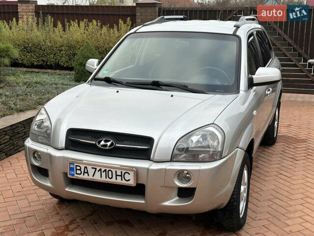 Серый Хендай Туксон, объемом двигателя 1.98 л и пробегом 217 тыс. км за 8500 $, фото 2 на Automoto.ua