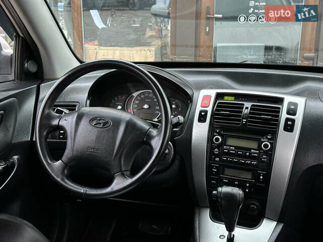 Серый Хендай Туксон, объемом двигателя 2 л и пробегом 232 тыс. км за 7200 $, фото 24 на Automoto.ua