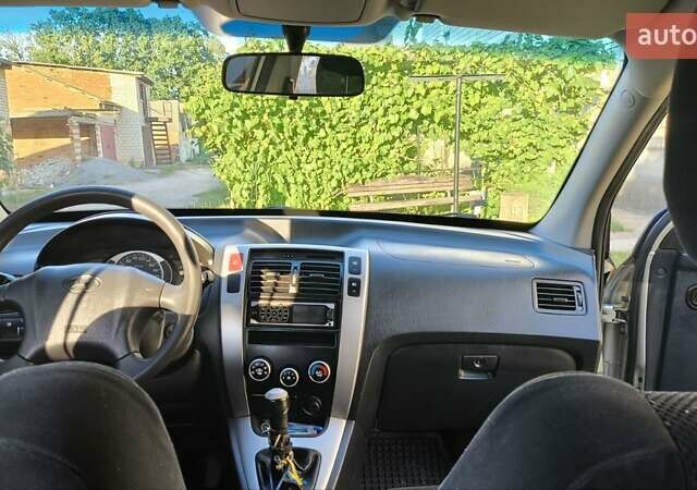 Серый Хендай Туксон, объемом двигателя 1.98 л и пробегом 193 тыс. км за 8400 $, фото 27 на Automoto.ua