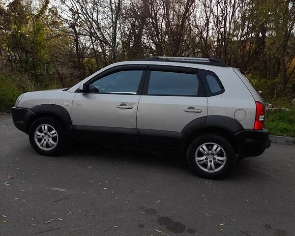 Сірий Хендай Туксон, об'ємом двигуна 2 л та пробігом 182 тис. км за 8800 $, фото 2 на Automoto.ua