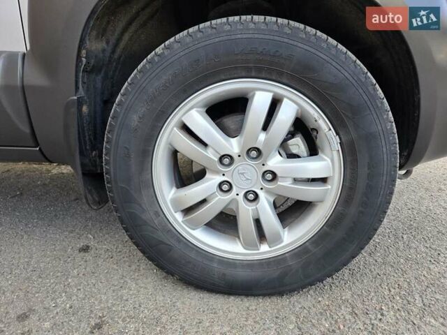 Хендай Туксон 2007 в Луцке на Automoto.ua Серый Хендай Туксон, объемом двигателя 1.98 л и пробегом 120 тыс. км за 7799 $, фото 8 на Automoto.ua