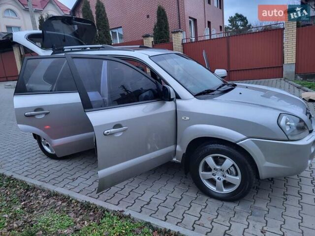 Серый Хендай Туксон, объемом двигателя 2 л и пробегом 240 тыс. км за 8300 $, фото 65 на Automoto.ua