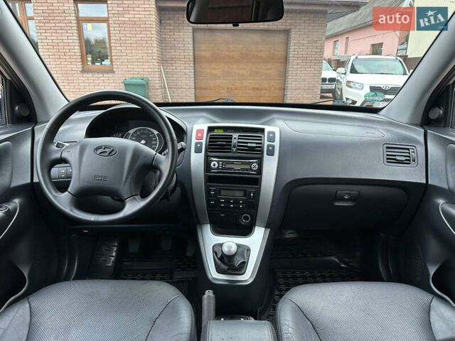 Серый Хендай Туксон, объемом двигателя 1.98 л и пробегом 217 тыс. км за 8500 $, фото 46 на Automoto.ua