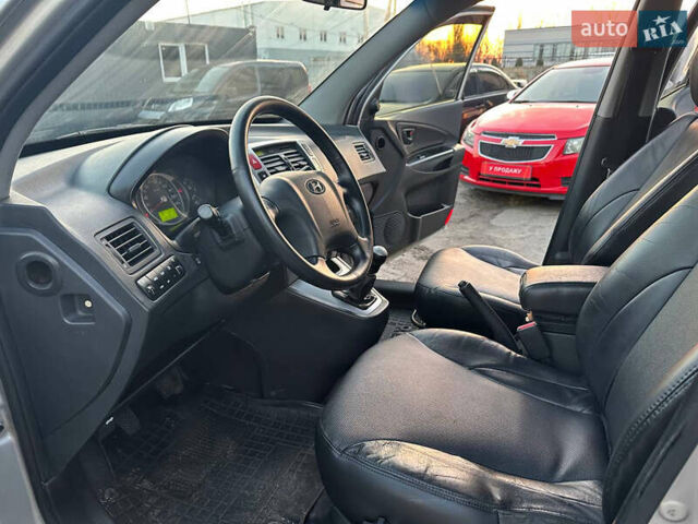 Серый Хендай Туксон, объемом двигателя 1.98 л и пробегом 167 тыс. км за 7300 $, фото 12 на Automoto.ua