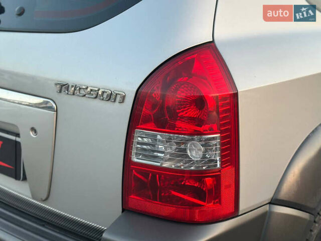 Серый Хендай Туксон, объемом двигателя 1.98 л и пробегом 167 тыс. км за 7300 $, фото 35 на Automoto.ua