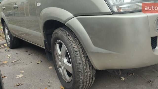 Серый Хендай Туксон, объемом двигателя 1.98 л и пробегом 169 тыс. км за 7500 $, фото 6 на Automoto.ua