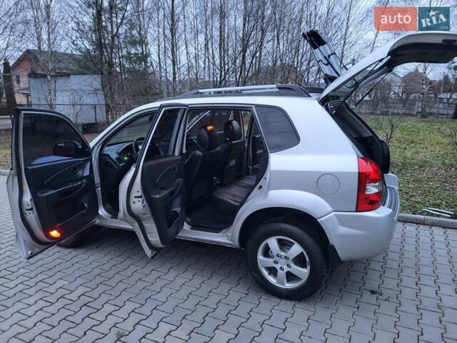 Серый Хендай Туксон, объемом двигателя 2 л и пробегом 240 тыс. км за 8300 $, фото 81 на Automoto.ua