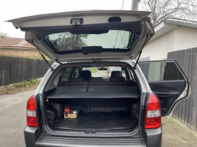 Серый Хендай Туксон, объемом двигателя 2 л и пробегом 290 тыс. км за 6400 $, фото 13 на Automoto.ua