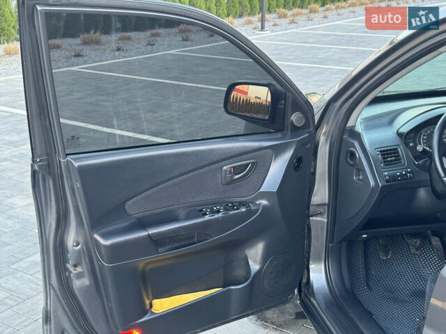 Серый Хендай Туксон, объемом двигателя 1.99 л и пробегом 315 тыс. км за 7300 $, фото 13 на Automoto.ua