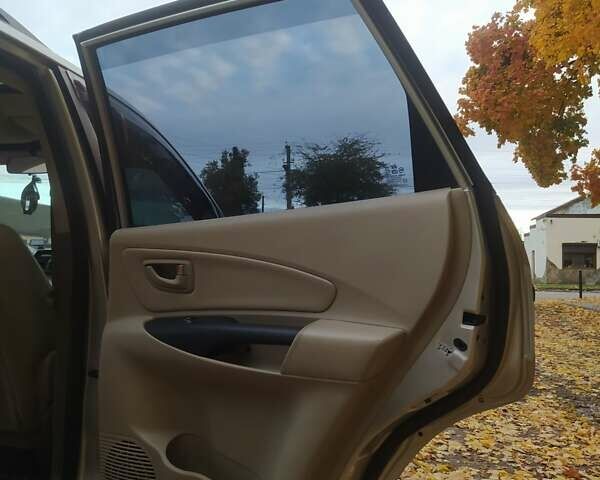 Серый Хендай Туксон, объемом двигателя 1.98 л и пробегом 250 тыс. км за 7300 $, фото 6 на Automoto.ua