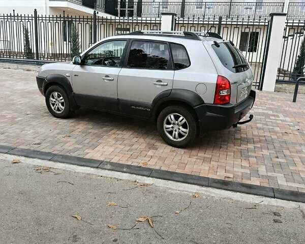 Сірий Хендай Туксон, об'ємом двигуна 2 л та пробігом 335 тис. км за 7200 $, фото 1 на Automoto.ua