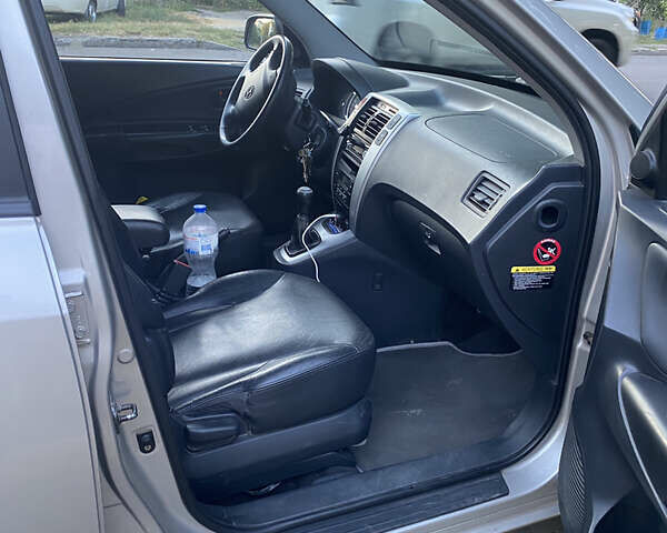 Серый Хендай Туксон, объемом двигателя 2 л и пробегом 218 тыс. км за 7500 $, фото 7 на Automoto.ua