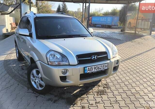 Серый Хендай Туксон, объемом двигателя 1.98 л и пробегом 193 тыс. км за 8400 $, фото 6 на Automoto.ua