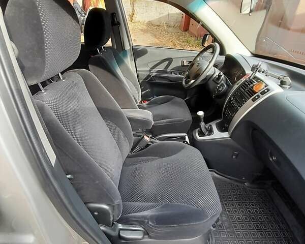 Сірий Хендай Туксон, об'ємом двигуна 2 л та пробігом 182 тис. км за 8800 $, фото 18 на Automoto.ua