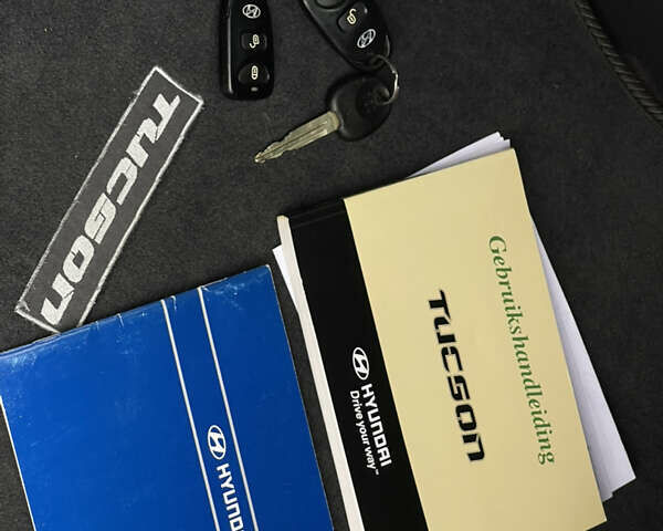 Серый Хендай Туксон, объемом двигателя 2 л и пробегом 182 тыс. км за 7600 $, фото 58 на Automoto.ua