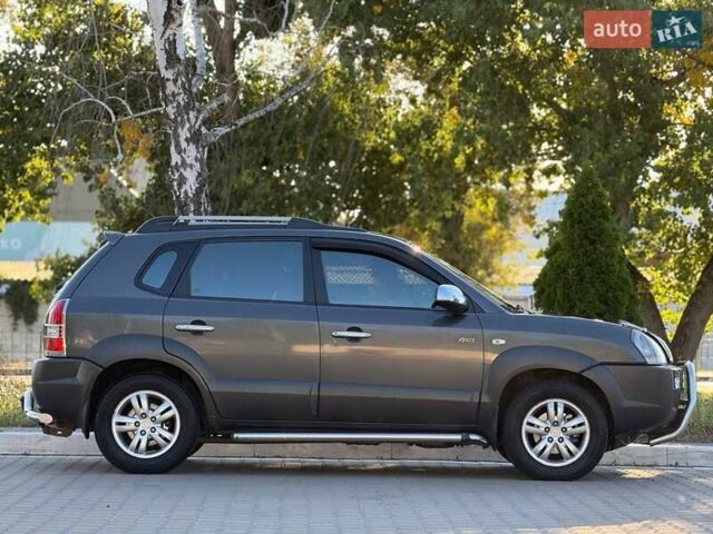 Серый Хендай Туксон, объемом двигателя 1.98 л и пробегом 282 тыс. км за 8350 $, фото 16 на Automoto.ua