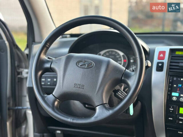 Серый Хендай Туксон, объемом двигателя 1.98 л и пробегом 167 тыс. км за 7300 $, фото 31 на Automoto.ua