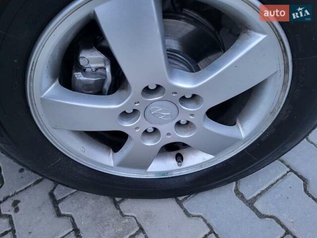 Серый Хендай Туксон, объемом двигателя 2 л и пробегом 240 тыс. км за 8300 $, фото 151 на Automoto.ua