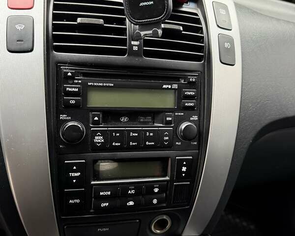 Серый Хендай Туксон, объемом двигателя 1.98 л и пробегом 218 тыс. км за 7900 $, фото 15 на Automoto.ua