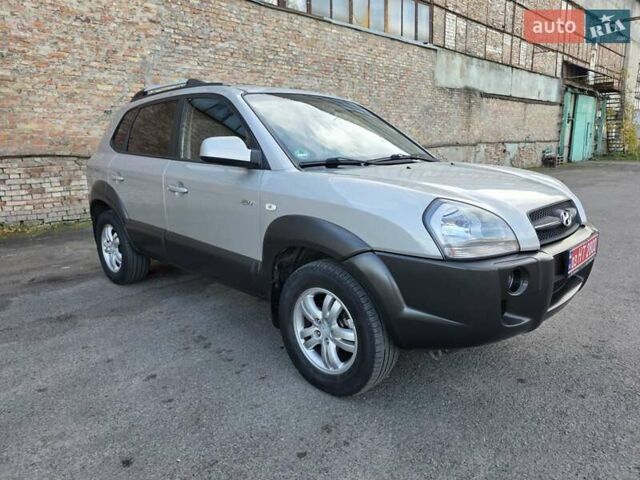 Хендай Туксон 2007 в Луцке на Automoto.ua Серый Хендай Туксон, объемом двигателя 1.98 л и пробегом 120 тыс. км за 7799 $, фото 4 на Automoto.ua